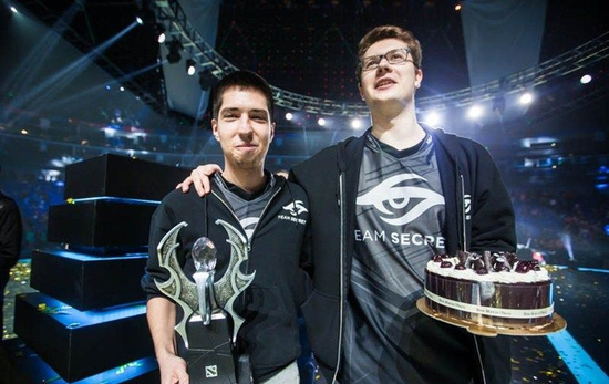 xiaocaobao 的 Vampire 爆炸性伤害 LANGX 的石人设置了一道墙，SG消灭了 Big Green Mood