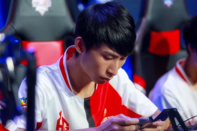 杰杰扎克拯救了局面，做出了巨大贡献。 GALA 追击三杀。 Invictus Gaming 从1-0反弹，保留了晋级的希望。